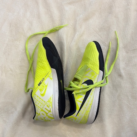 Nike phantom Yellow athletic shoes Vibrant Modern Design - Picture 2 of 5